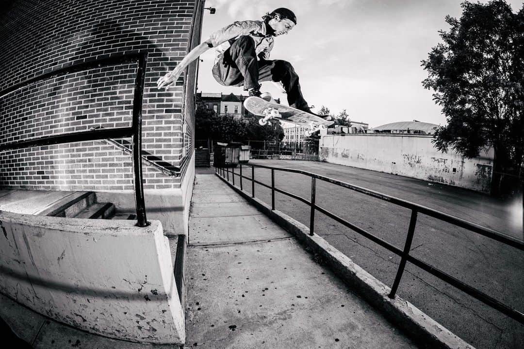 オルタモントのインスタグラム：「@ryan_lay w/ a lofty ollie as seen in the latest @thrashermag 🛸 // 📸: @mikeheikkila // #CFADC」