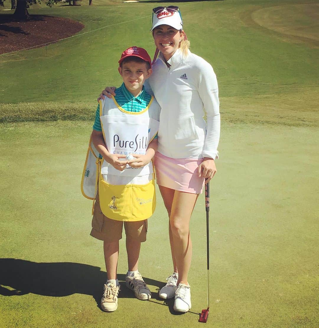 ポーラ・クリーマーさんのインスタグラム写真 - (ポーラ・クリーマーInstagram)「Thank you Luke for being such a big help on the golf course!!! You are awesome! Can’t wait for my first round tomorrow at 8:32 for the @puresilkchamp #teamPC ❤️🏌🏼‍♀️😬」5月23日 10時46分 - paulacreamer1