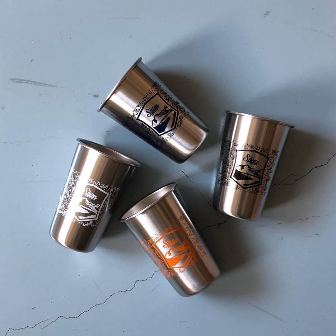 株式会社津田商会のインスタグラム：「Shine Craft Vessel の新製品「ステンレスパイント」が入荷。 軽量、丈夫でアウトドアユースに最適！しかもスタッキングできるから家族で揃えてもコンパクト。 全面にプリントされたシャインランドスケープデザインが気分を高めてくれますよね！ 容量は1パイント（約473ml） ・ #ステンレスパイント #shinecraftvessels #シャインクラフトベッセル #パイント #スタッキング #キャンプ #キャンプ道具 #アウトドア」