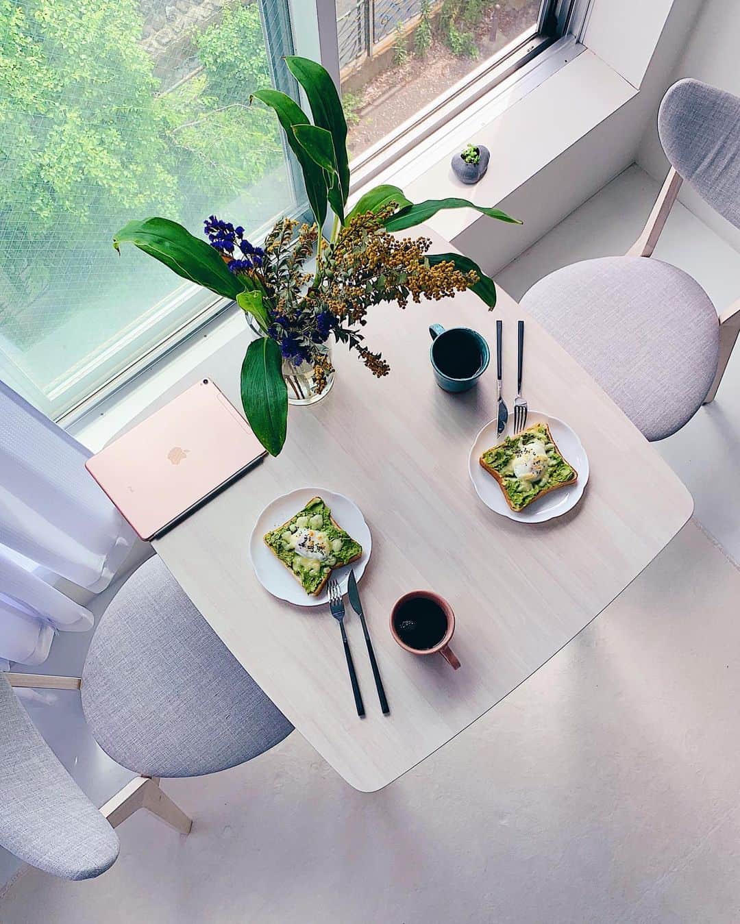 ノウィキ茉莉のインスタグラム：「Good morning ☀️ Have a good day (: . . . #startthedayright #positivity #photooftheday #breakfast #morning #chic #foodporn #instafood #instagood #avocadotoast #coffee #コーヒー #朝食 #tokyocameraclub #東京カメラ部 #写真好きな人と繋がりたい #apple #shotoniphone」