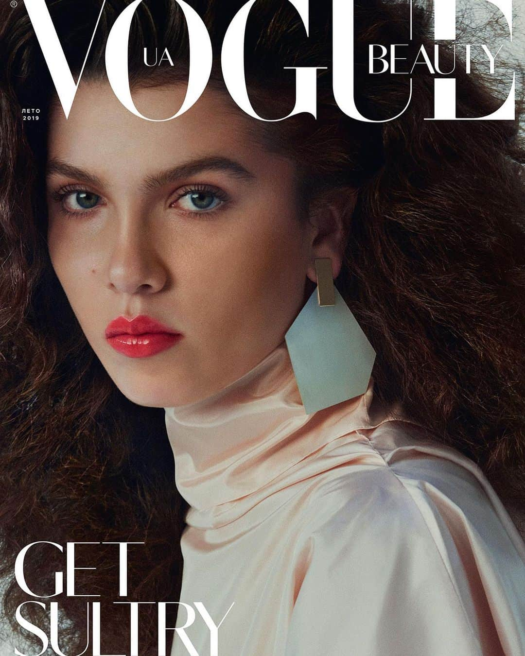 Kara Yoshimoto Buaさんのインスタグラム写真 - (Kara Yoshimoto BuaInstagram)「Maya Henry ❤️on the June '19 cover of Vogue Ukraine by Edward Aninaru #makeupbykarayoshimotobua #ilovecoco #ChanelUltraWearLipColour in #ShockingPink  #hair  @renatocampora #styling  @venabrykalin #nails @nailsbyemikudo」5月23日 10時50分 - karayoshimotobua