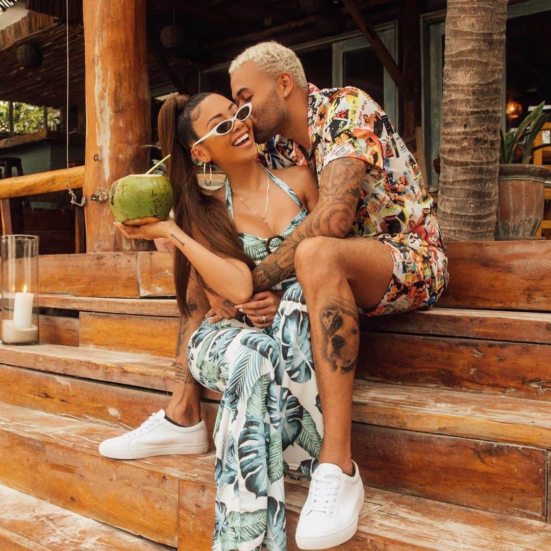 リアン Vのインスタグラム：「Idk what’s sweeter, this coconut juice or your kisses 😘🥥 NEW YOUTUBE VIDEO! Watch our fashion haul on @foreveruschannel YouTube Channel! Don’t forget to SUBSCRIBE!  Hair: @insertnamehere  Outfit: @boohoo」