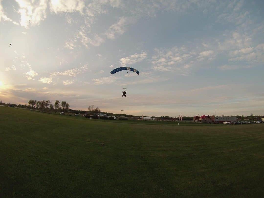 ヴェロニク・マレさんのインスタグラム写真 - (ヴェロニク・マレInstagram)「So much fun ✈️ #skydiving #parachutemontreal」5月23日 10時52分 - veronikmallet