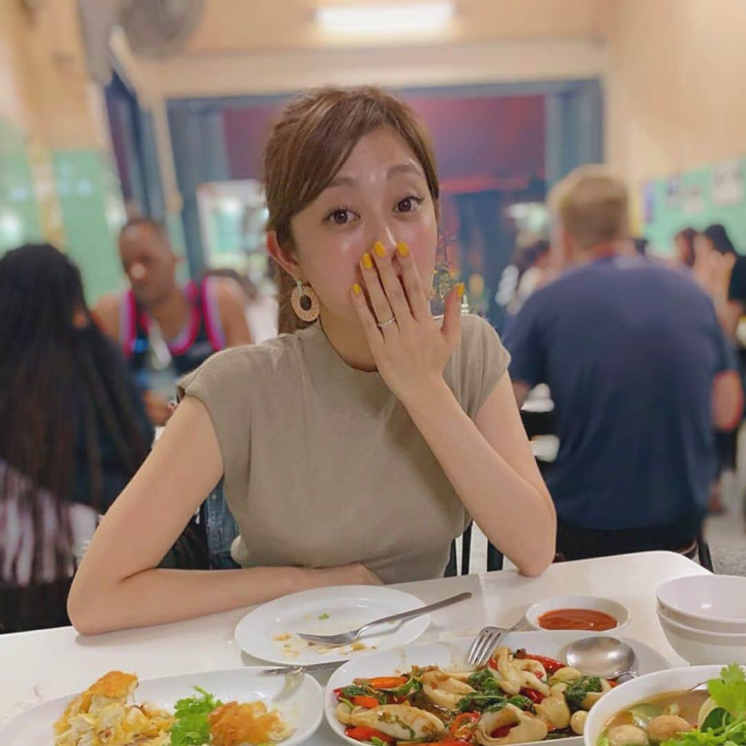 菊地亜美さんのインスタグラム写真 - (菊地亜美Instagram)「・ さっきの動画で食べてたのは、カニがぎっしり詰まった卵焼きでした🥚🦀 ずっと夫婦で来たかったJay Fai（ジェイファイ ）❤︎ このお店、唯一タイ🇹🇭のローカル食堂でミシュラン🌟を獲ったお店で 作ってるのは72歳のジェイさん一人🥺👏 パワフルだしもちろん味は絶品😍 行く前に二人でNetflixの特集も見て、インスタも沢山チェックして、当日ジェイさんが調理してるのをまじまじみて最高潮の時に頂きました🤤💓笑 #タイ旅行 #バンコク旅行 #ジェイファイ #jayfai」5月23日 10時52分 - amikikuchi0905