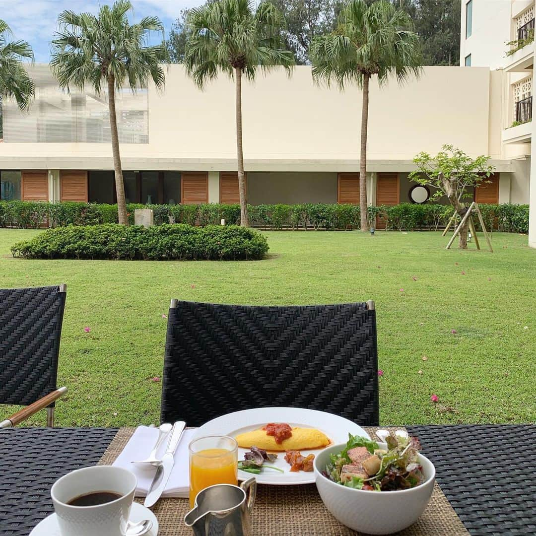 石田一帆さんのインスタグラム写真 - (石田一帆Instagram)「. 豪華な朝ごはん🥣 メインのたまご料理以外はビュッフェ♡ . サラダをとにかくたくさん摂取。 1日2回はおかわりしてる🤤 . 生搾りのオレンジジュースがおいしくて🍊 (1杯3個分のオレンジ🍊) これまた2杯以上は飲んでる、、 ここへくる楽しみの1つになりつつある🥤 . #ik_travel#ik_okinawa#okinawa#okinawatrip#terraceclubatbusena#terraceclub#nago#trip#travel#resort#テラスクラブアットブセナ#テラスクラブ#沖縄旅行#南国旅行#沖縄#南国」5月23日 11時00分 - ishidakazuho