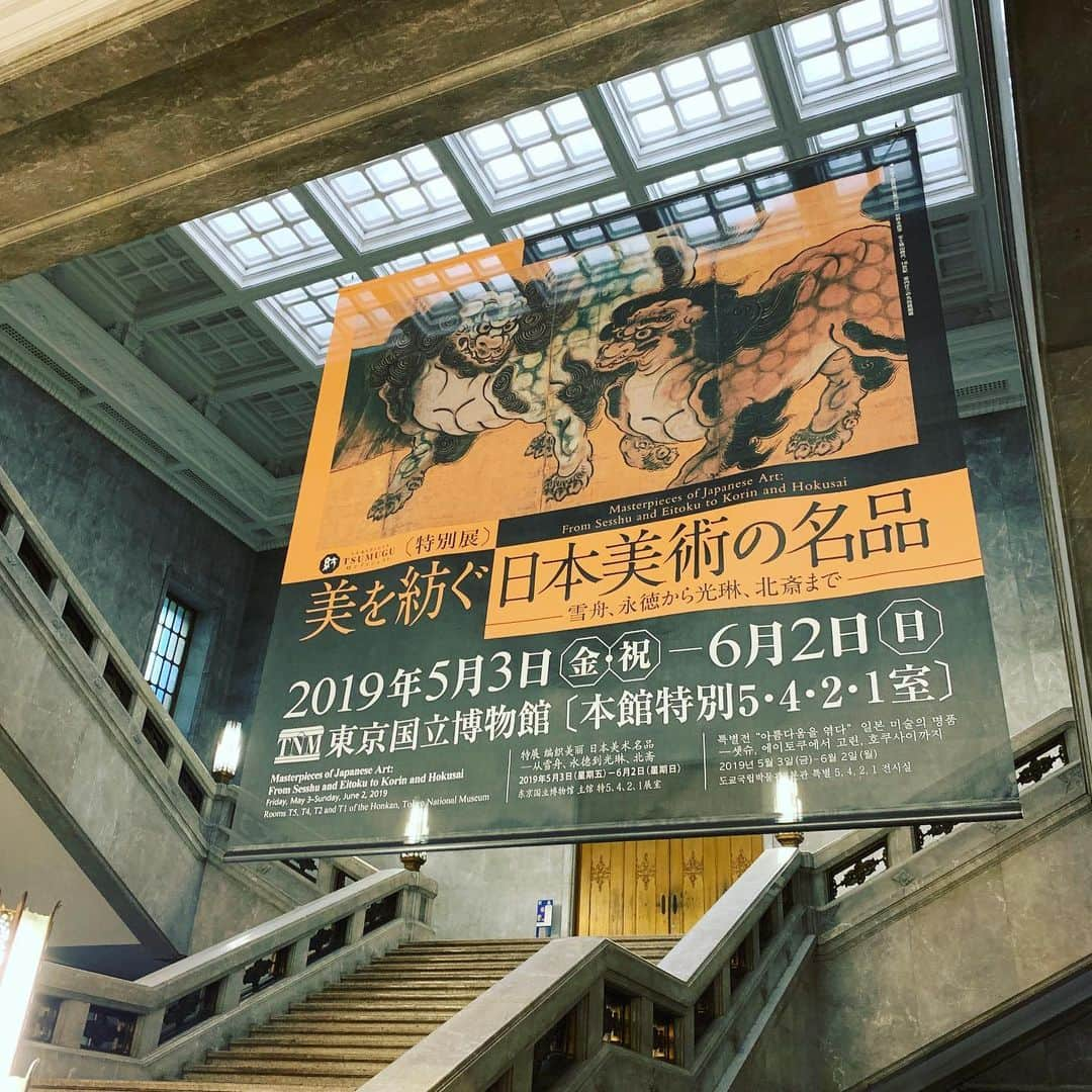 DJ AIKO 62さんのインスタグラム写真 - (DJ AIKO 62Instagram)「東京国立博物館で2019年6月2日までの特別展「美を紡ぐ 日本美術の名品 雪舟、永徳から光琳、北斎まで」を見てきました。 最初から最後まで見所だらけの名品ばかり。それもそのはず、今展は皇室ゆかりの国宝や重文といった優品を守り発信し、収益の一部を文化財の修繕にあて後世につなぐ「紡ぐプロジェクト」の一環として開催されているから。 個人的には写真2枚目の左、西村五雲の「秋茄子」が見られて嬉しかったですね。昭和7年の帝展にて当時の宮内省買い上げとなった作品。狐さんがとってもかわいいです。庭で飼ってまでスケッチを重ねたんだそう。 そして同じく写真右側の横山大観作「龍蛟躍四溟（りゅうこうしめいにおどる）」の龍の姿も圧倒的でした。 真ん中の白鷺の絵は竹内栖鳳「雨霽（うせい）」。いずれも宮内庁三の丸尚蔵館所蔵の作品。です。 点数的には約40点と多くはありませんが、とっても濃い！です。 東寺展とあわせて見逃さないでくださいね。 ＊申請・許可を得て内覧会時に撮影をしています。転用・転載はできません。 #美を紡ぐ日本美術の名品 #東京国立博物館 #上野 #東京 #アート散歩 #美術館 #美術館巡り #美術館好き #DJAIKO62 #内覧会 #学芸員djのdjaiko62」5月23日 16時32分 - djaiko62