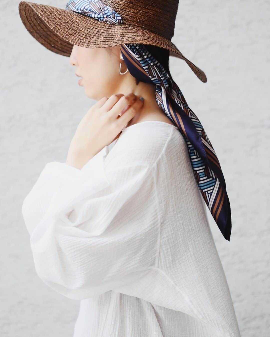 IENAさんのインスタグラム写真 - (IENAInstagram)「〜Essence for summer〜﻿ ﻿﻿ ﻿ IENAの夏のスタイルはほんのりオリエンタルなムードを取り入れた、シンプルでシックな大人の着こなし。﻿ ﻿ ﻿ ✨key items✨﻿ ﻿ ﻿✔︎ scarf arrange﻿ ✔︎ modern jewelry﻿ ✔︎ panier﻿ ✔︎ flat shoes﻿ ﻿ ﻿ 気になるアイテムはONLINESTOREでチェック❤︎﻿ ﻿ ﻿﻿ #iena﻿﻿ #accessorys﻿ #iena_summer﻿ #iena_frenchoriental」5月23日 16時32分 - iena_jp