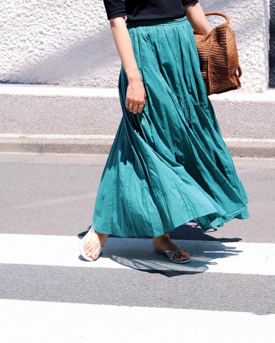 IENAさんのインスタグラム写真 - (IENAInstagram)「〜Essence for summer〜﻿ ﻿﻿ ﻿ IENAの夏のスタイルはほんのりオリエンタルなムードを取り入れた、シンプルでシックな大人の着こなし。﻿ ﻿ ﻿ ✨key items✨﻿ ﻿ ﻿✔︎ scarf arrange﻿ ✔︎ modern jewelry﻿ ✔︎ panier﻿ ✔︎ flat shoes﻿ ﻿ ﻿ 気になるアイテムはONLINESTOREでチェック❤︎﻿ ﻿ ﻿﻿ #iena﻿﻿ #accessorys﻿ #iena_summer﻿ #iena_frenchoriental」5月23日 16時32分 - iena_jp