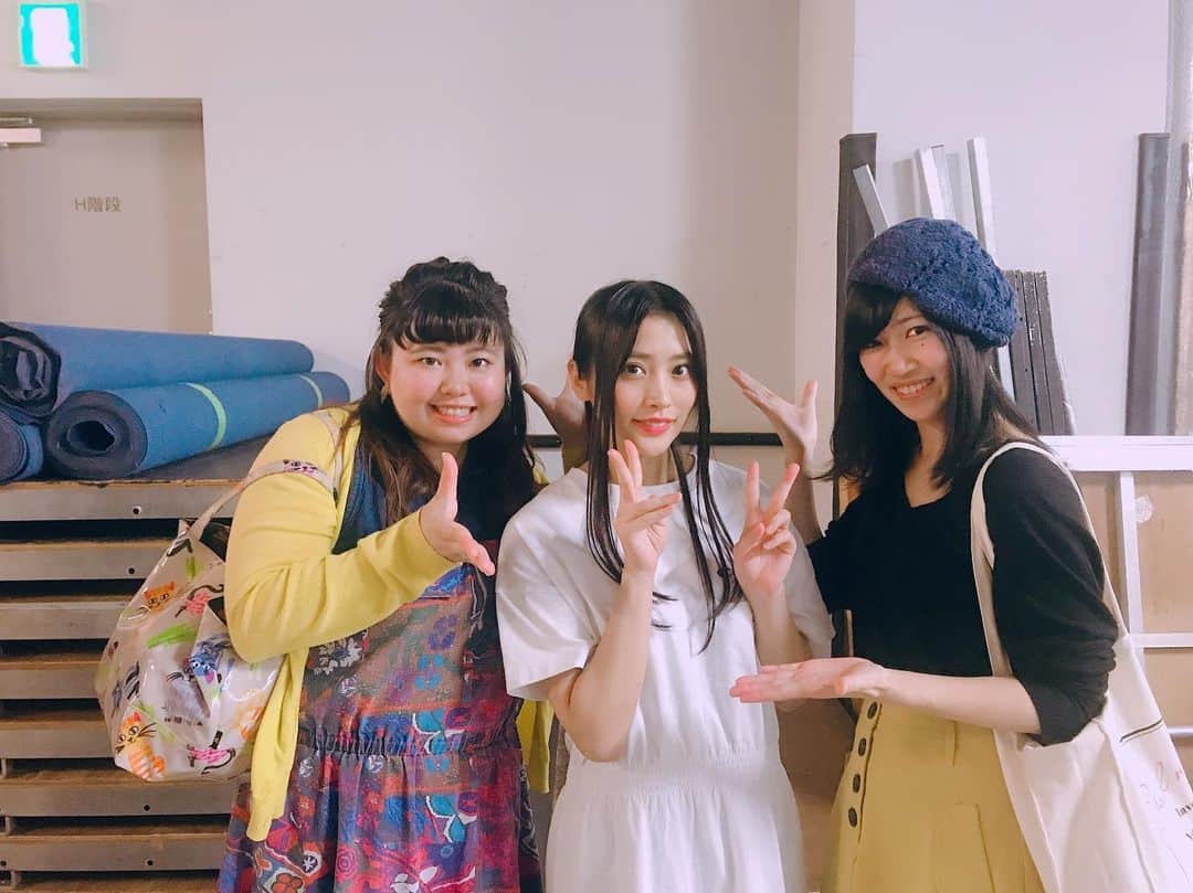 根岸愛のインスタグラム：「#巫女ガール で共演した こまっちゃんと愛華ちゃんが 観に来てくれました🥳 嬉しいなぁ(*´ω｀*)💕 18:00〜SIDE織田です！ #舞台信長の野望 #SEG #SET」