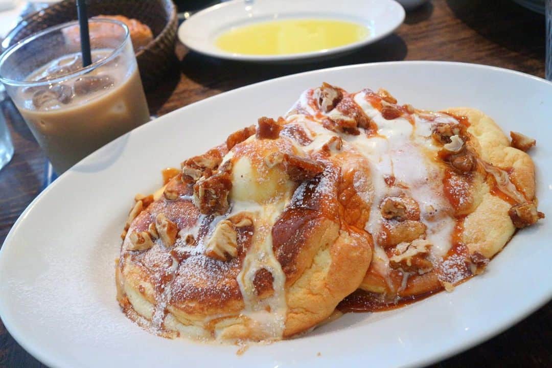 花田浩菜のインスタグラム：「ここの#パンケーキ 、やっぱり大好き🥞 私の中で好きなパンケーキベスト3に入るお店😍他はIVYPLACE、バビーズのが私的に好き🥞❤️（聞いてない） . . 久しぶりに来た#6thbyorientalhotel で男の子ママの会👩  @ayakaf0925 も @jumisakae も先輩ママなので本当、いつも為になります😭💕みんな綺麗で本当、素敵なママ❤️皆様の子供になりたい😂 みんなで貴重な子無しランチだったので時間があっという間でした😊 子供の成長はほんと早いし、その時々で悩みも変わるし同じ性別の話が聞けるママが周りにいるって本当に心強くて有難いです。環境に感謝🙇‍♀️ . . #シクスバイオリエンタルホテル #銀座 #有楽町 #有楽町ランチ #パンケーキ巡り #東京カフェ #ママ会 #男の子ママ #ママライフ #pancakes #l4l #happy #happydays」