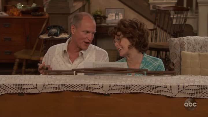 アメリカン・ブロードキャスティング・カンパニーのインスタグラム：「@woodyharrelson and @marisatomei = THE.BEST. #LiveInFrontOfAStudioAudience #AllintheFamily」