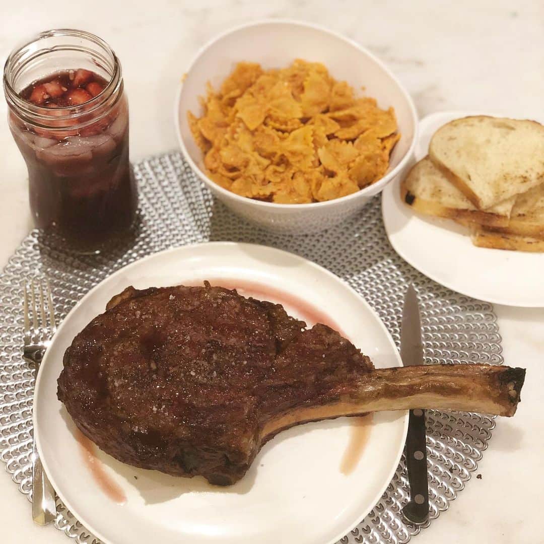 Phil Heathのインスタグラム：「Slow Cooked Bone in Ribeye, Farfalle Pasta with Tomato Vodka Sauce, Sliced Sourdough With Grass-fed Ghee and a Big Glass of Sangria 💪🏽 thanks babe @shuriecremona」