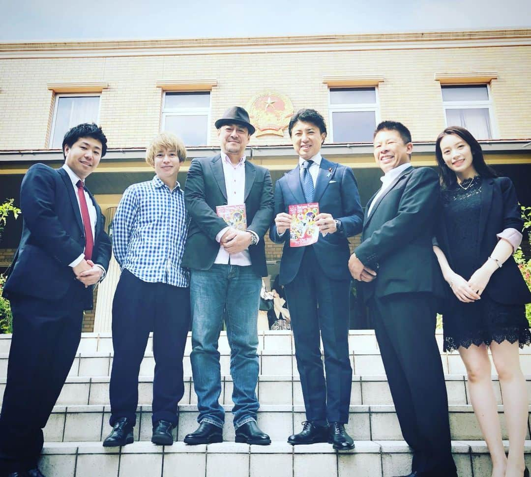 石田太志さんのインスタグラム写真 - (石田太志Instagram)「I went to Vietnam embassy for Vietnam festival 2019! ・ 【ベトナム大使館に行ってきました！】 今日は6月8日・9日に開催されるベトナムフェスティバル2019に出演する為、ベトナム大使館に行ってきました！ 多くの協賛社や多数の出店者の方々いる中で出演者の紹介もして頂きました。 ・ ありがとうございます。 ・ その後はベトナムフェスティバル事務総長の衆議院議員青柳さんを囲み、デビット伊東さん、総合司会のフォンチーさんらと写真撮影をしました。 ・ 毎年、代々木公園で行われるベトナムフェスティバルはとても盛り上がり、僕自身もお客さんで行っていましたが、今回初出演させて頂けるという事で当日をとても楽しみにしています！ ・ ぜひ当日ベトナムの雰囲気を楽しみにいらしてください😄 ・ #footbag #フットバッグ #サッカー #フットサル #石田太志 #taishiishida #soccer #follow #世界一 #worldchampion #パフォーマンス #performance #performer #instagramer #ベトナム #ベトナムフェスティバル #ベトナムフェスティバル2019 #Vietnam #ベトナム大使館」5月23日 11時15分 - taishiishida