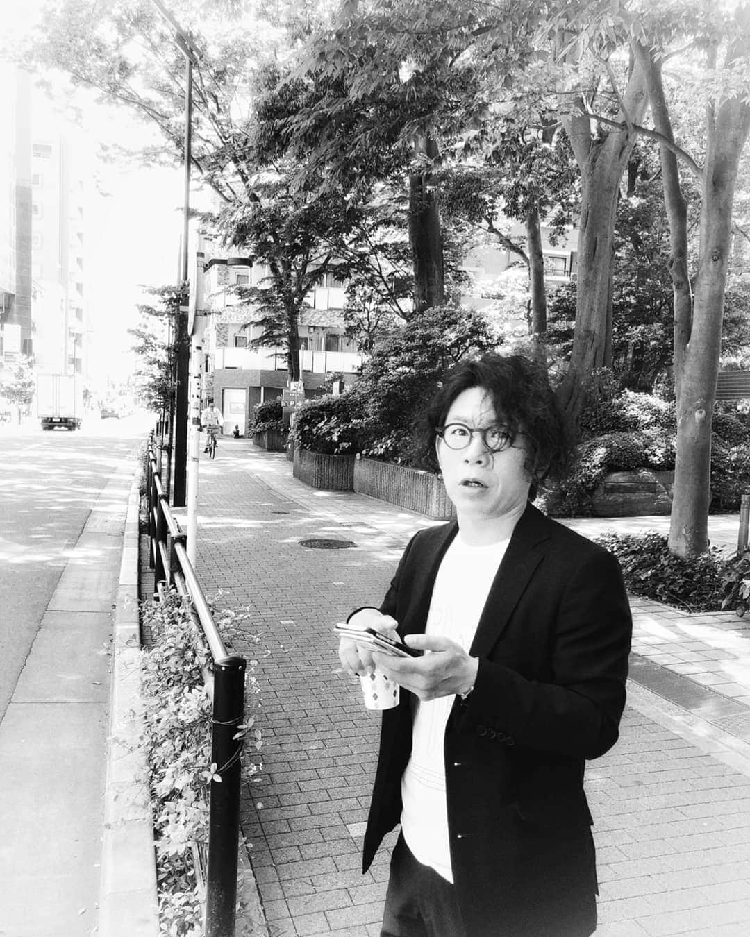 光石研さんのインスタグラム写真 - (光石研Instagram)「現場待ち時間。チーフマネージャーN氏✌️ 【by 光石】」5月23日 11時18分 - kenmitsuishi_official