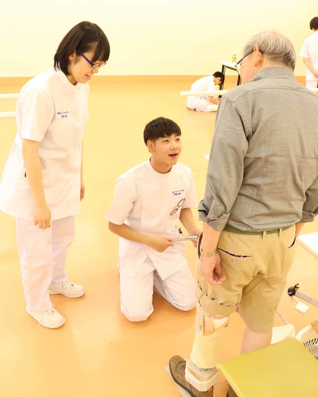はいてくPOのインスタグラム：「北海道ハイテク☆義肢装具士学科２年生☆ 下腿義足、初めて🔰の適合！ 自分の作った義足を初めて装着してもらいました！！ 緩かったり、長かったり、少しずつ不具合を調整していきます。 #北海道ハイテク #義肢装具 #義足 #フィッティング #人生初 #ドキドキの瞬間」