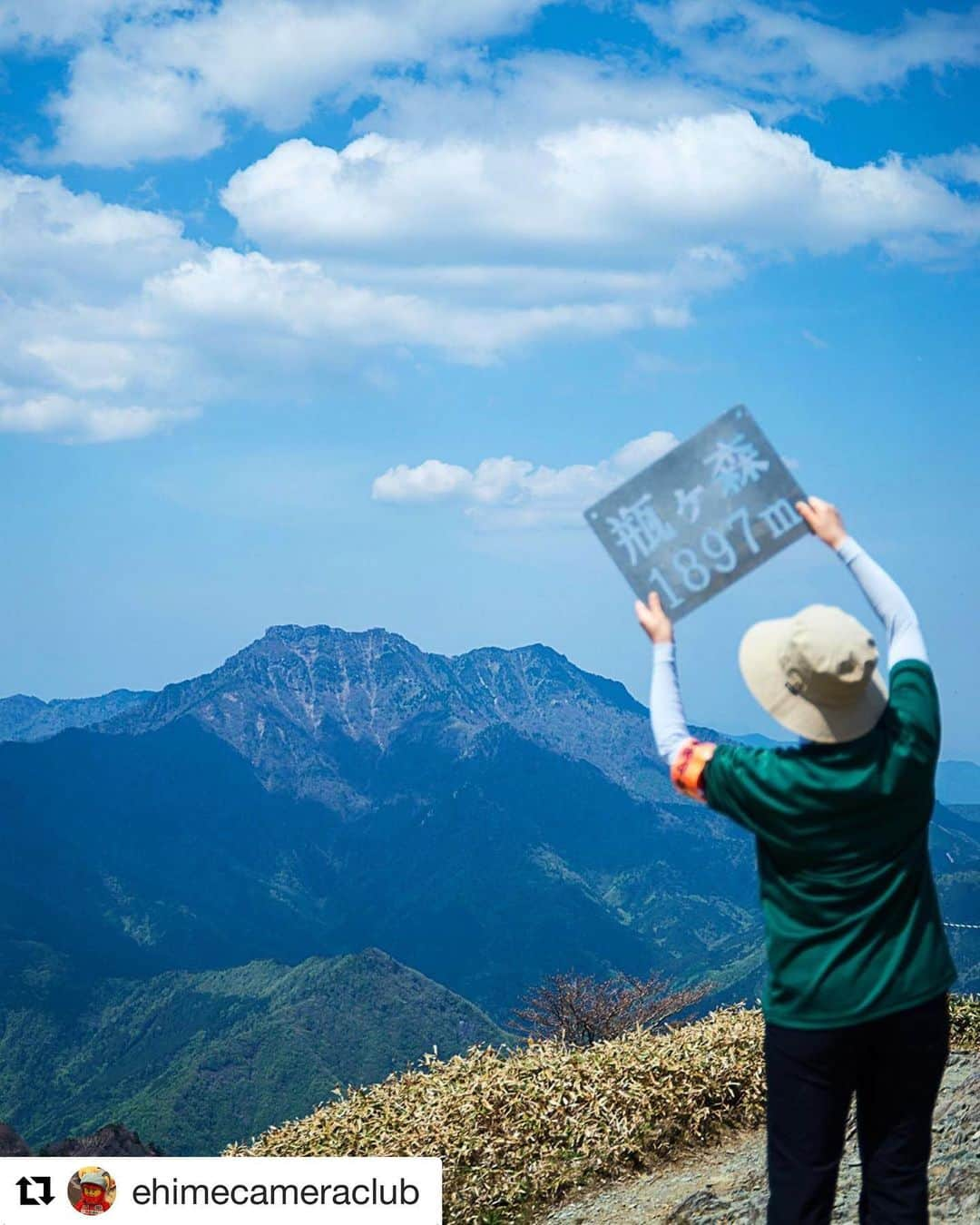 西条市さんのインスタグラム写真 - (西条市Instagram)「Repost @ehimecameraclub with @get_repost﻿ ・・・﻿ 瓶ヶ森山頂からの石鎚山﻿ ﻿ 瓶ヶ森山頂「女山」の標高は1,897m。﻿ ﻿ この場所から瓶ヶ森のプレートと一緒に撮影させてもらいました。﻿ ﻿ 愛媛県西条市が誇る「神います山」石鎚山がキレイに見えました✨﻿ ﻿ Location:愛媛県西条市瓶ヶ森﻿ ﻿ #愛媛 ﻿ #西条市 ﻿ #瓶ヶ森 ﻿ #高知県 ﻿ #海賊フォト ﻿ #石鎚山 ﻿ #daily_photo_japan ﻿ #ファインダー越しの私の世界 ﻿ #写真好きな人と繋がりたい ﻿ #setouchigram86 ﻿ #令和に残したい瀬戸の風景 ﻿ #japan_of_insta ﻿ #bestjapanpics ﻿ #bestphoto_japan ﻿ #東京カメラ部 ﻿ #tokyocameraclub ﻿ #art_of_japan_ ﻿ #広がり同盟 ﻿ #instagramjapan ﻿ #cityspride ﻿ #日本ひとり旅協会 ﻿ #日本ひとり旅協会会員no0085 ﻿ #kamegamori_gram ﻿ #light_nikon ﻿ #instajapan ﻿ #lovesaijo ﻿ #lovesaijoポスター ﻿ #楽天忘れられない絶景 ﻿ #四国勝手に観光スポットpr ﻿ #愛媛県勝手に観光スポットpr﻿ ﻿ ﻿ ﻿ 石鎚ベストアングル﻿ ﻿ 愛媛さんさん物語 チャレンジプログラム、瓶ヶ森 でのスタンプラリー中に★てっぺんでこのプレートが定番やね＾＾ ﻿ ﻿ ハッシュタグkamegamori_gramでフォトコンテストもやってるよ！」5月23日 11時19分 - lovesaijo