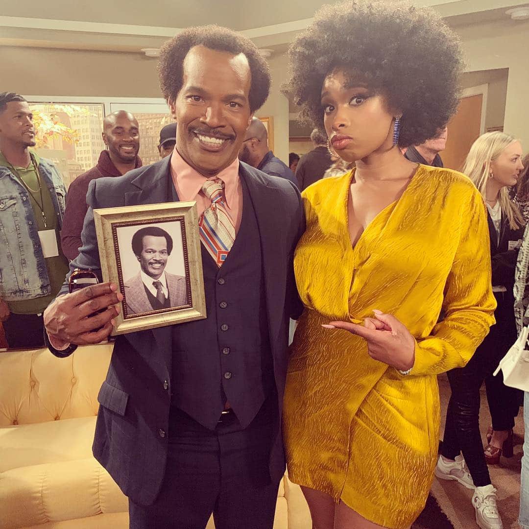 ジェニファー・ハドソンのインスタグラム：「Hands down this was by far the funniest thing I’ve done in my career !!! We finally got a piece of the pie !!!! @iamjamiefoxx @thenormanlear @jimmykimmellive ##thejeffersonstvshowlive #allinthefamilylive」
