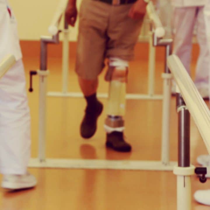 はいてくPOのインスタグラム：「北海道ハイテク☆義肢装具士学科２年生☆ 下腿義足の適合part2 実際に歩いてもらうドキドキの瞬間。 #北海道ハイテク #義肢装具 #義足 #適合 #フィッティング #人生初 #歩行 #この瞬間をきっと忘れることはないだろう」