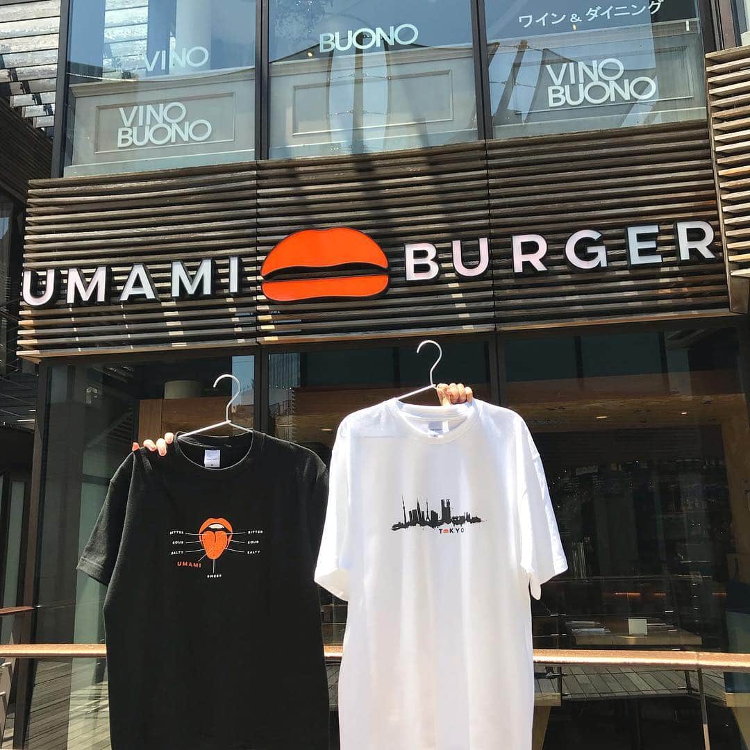 のインスタグラム：「. 夏が近づいてきましたね〜☀️ 今年の夏はUMAMIBURGRERのTシャツを着てお出かけしてみてはいかがでしょうか！！ ちょっぴり目立ちますね😂🍔 . .  #umamiburger #umamiburgerjapan #umamiburgerjpn #umami#ウマミバーガー #ウマミバーガージャパン #ウマミバーガー青山店#ハンバーガー#ランチ#表参道#青山#渋谷#骨董通り#青山通り#ディナー#aoyama#shibuya#omotesando#tシャツ #原宿ランチ #表参道ランチ」
