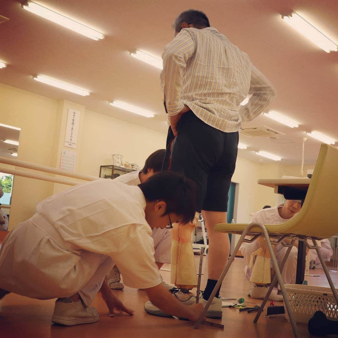 はいてくPOさんのインスタグラム写真 - (はいてくPOInstagram)「北海道ハイテク☆義肢装具士学科２年生☆ 適合の裏側で行われるアレコレ 足の角度を変えたり、立つ時のバランスを調整したり、義足の長さを合わせたりしています。 #北海道ハイテク #義肢装具 #義足 #適合 #フィッティング #初めて #調整 #バランス #歩行 #どこか悪いのか #解らないがダメなことは解る」5月23日 11時32分 - hhtpo