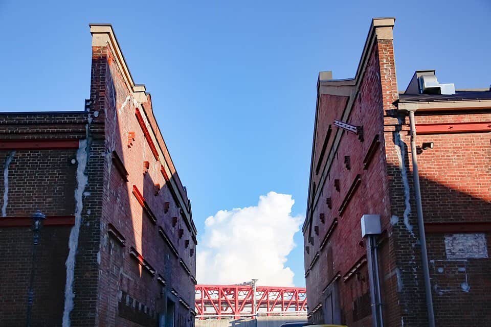 GLIONMUSEUM（ジーライオンミュージアム）さんのインスタグラム写真 - (GLIONMUSEUM（ジーライオンミュージアム）Instagram)「2019/05/23﻿ ﻿ お天気の日は、赤レンガと青空がより一層大きく見えます。﻿ 本日も素敵な1日となりますように🌎﻿ ﻿ みなさまのご来館お待ちしております。﻿ ﻿ ﻿ GLION MUSEUM(ジーライオンミュージアム)﻿﻿﻿﻿﻿﻿﻿﻿﻿﻿﻿﻿﻿﻿﻿ 大阪市港区海岸通り2-6-39 ﻿﻿﻿﻿﻿﻿﻿﻿﻿﻿﻿﻿﻿﻿﻿ TEL:06-6573-3006﻿﻿﻿﻿﻿﻿﻿﻿ ﻿ 平日 11:00～20:00(最終入館19:30)﻿﻿﻿﻿﻿﻿﻿﻿﻿﻿﻿﻿﻿﻿﻿ 土日祝日 10:00～20:00(最終入館19:30)﻿﻿﻿﻿﻿﻿﻿﻿﻿﻿﻿﻿﻿﻿﻿ 月曜定休※祝日の場合翌日﻿﻿﻿﻿﻿﻿﻿﻿﻿﻿﻿﻿﻿ ﻿ Adress ﻿﻿﻿﻿﻿﻿﻿﻿﻿﻿﻿﻿﻿﻿﻿ 2-6-39 Kaigan-dori, Minato-ku, Osaka-shi﻿﻿﻿﻿﻿﻿﻿﻿﻿﻿﻿﻿﻿﻿ TEL﻿﻿﻿﻿﻿﻿﻿﻿﻿﻿﻿﻿﻿﻿﻿ 06-6573-3006﻿﻿﻿﻿﻿﻿﻿﻿﻿﻿﻿﻿﻿ ﻿ Opening Hours: 11:00-20: 00 (Weekday) / 10: 00-20: 00 ﻿﻿﻿﻿﻿﻿﻿﻿﻿﻿﻿﻿﻿﻿﻿ (Saturday, Sunday and Public Holiday)﻿﻿﻿﻿﻿﻿﻿﻿﻿﻿﻿﻿﻿﻿﻿ Closed: Monday﻿ ﻿ ﻿ #glionmuseum #大阪築港赤レンガ倉庫 #クラシックカー #carphotos #lifestyle #vintage #vintagecars #天保山 #大阪港 #redbrick #warehouse #ヴィンテージ #車 #赤レンガ #赤レンガ倉庫 #classiccarspotting #lovescar #historiccar #oldtimer #classicar #関西カメラ部 #ロケーションフォト﻿﻿﻿﻿ #車のある風景﻿﻿﻿﻿﻿﻿﻿﻿﻿﻿﻿﻿﻿﻿﻿﻿﻿﻿﻿﻿﻿﻿﻿﻿﻿﻿﻿﻿﻿﻿﻿﻿ #スマホ写真部﻿﻿﻿﻿﻿﻿﻿﻿﻿﻿﻿﻿﻿ #空」5月23日 11時41分 - glionmuseum