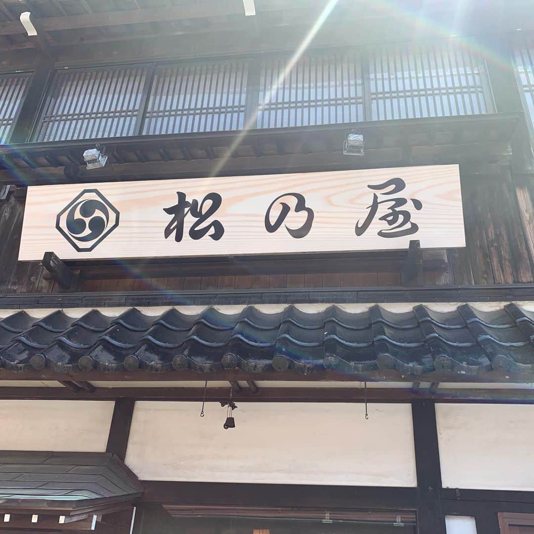 一条もんこさんのインスタグラム写真 - (一条もんこInstagram)「新潟県弥彦村。  新潟でも有数な温泉街&観光スポットです。 弥彦村でも昔から美味しいカレーが存在しています。 旅館ストリートの真ん中にある松乃屋さんは、最初は甘く、次第に辛さが追いかけてくるカレーが特徴。 カツカレーが定番ですが、 このカレーが乗ったカレーラーメンとカレーそばもあります。 #カレー#新潟県#弥彦村#松乃屋#カツカレー#カレーラーメン#カレーうどん #温泉街#甘辛カレー#カレー頼みすぎ#新潟をカレー県に#一条もんこ」5月23日 11時43分 - monko1215