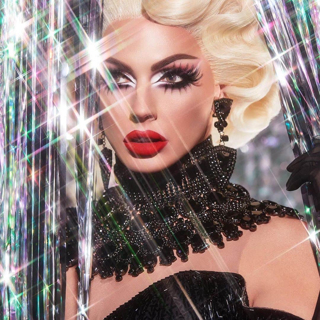 Anastasia Beverly Hillsさんのインスタグラム写真 - (Anastasia Beverly HillsInstagram)「Get into this glamour 😍swipe left to see all the pics  @alyssaedwards_1 wearing #ABHxAlyssaEdwards 👑 •• .  MUA • @alyssamarieartistry  HAIR • @in2gr8ion . ••••• Details Below ••••• BROWS • #Dipbrow Pomade in Medium Brown  EYES • Eye Primer all over lids • The Supreme, Backrolls, and Beast blended through crease with Headliner on lids and inner corner Jet Waterproof Creme Color for winged eyeliner  GLOW • Butterscotch from Sugar Glow Kit  LIPS • American Doll Liquid Lipstick」5月23日 11時45分 - anastasiabeverlyhills
