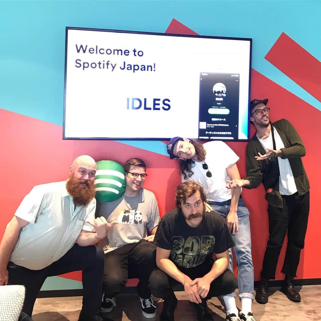 のインスタグラム：「#throwbackthursday 🌈🌟 昨年アイドルズ @idlesband が来日した際 @spotifyjp にお邪魔した時の写真を発見👀⚡️ALL IS LOVE❤️🧡💛 . 先日リリースされた新曲｢Mercedes Marxist｣はもう聴いた？デビューアルバムのリリース後、最新作『ジョイ・アズ・アン・アクト・オブ・レジスタンス。』を制作し始めた時「Rottweiler」に次いで出来た曲なんだって👂🏻 #idlesband #アイドルズ」