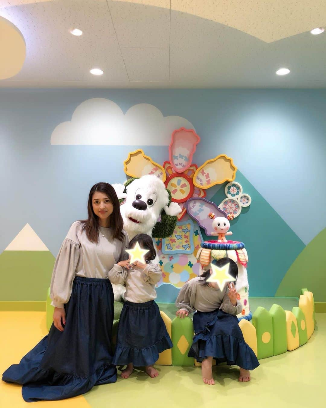 小沢真珠さんのインスタグラム写真 - (小沢真珠Instagram)「親子3人お揃いの服を着て「にこはぴキッズ」に行ってきました。下の娘は初めてだったので大興奮。キャラクター達にハグしまくってました❤︎ #にこはぴきっず#ワンワン#チョロミー #姉妹コーデ#親子コーデ#お揃い#2歳#天パ#4歳#コズレ#ママリ#親バカ部#姉妹ママ#女の子ママ#ベビフル#sisters#instakids」5月23日 11時55分 - maju_ozawa