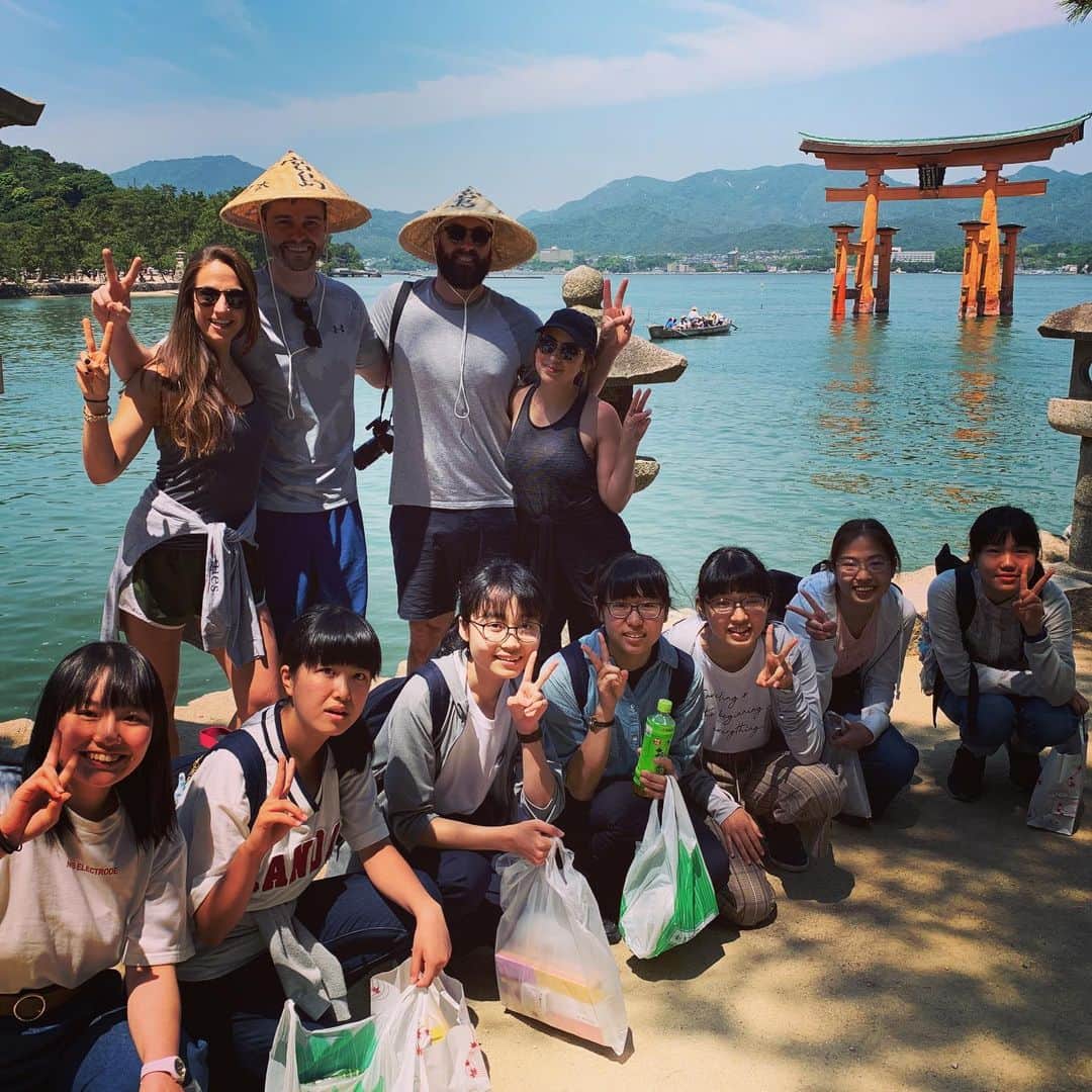 K. レグナルトのインスタグラム：「Met some Japanese students who stopped us to practice speaking English. They taught us the universal language✌🏼」