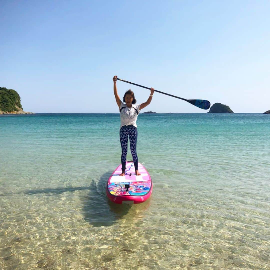 田中律子さんのインスタグラム写真 - (田中律子Instagram)「TOKAIケーブルネットワーク 『田中律子の旅するSUP』 島根県松江、旅SUPで初日本海ロケでした🏄‍♀️🌞 私の中での日本海のイメージは、岩場に砕け散る波と、グレーな海…犯人はお前だな…サスペンスドラマを思い出す（日本海のみなさますいません😭）そんなイメージが今回覆されました❗️ 見て、この白い砂浜、青い海、透明度抜群の海ー🤩🌴南国感出してるしー🏄‍♀️🌞🙌 いやー、素晴らしかったです🙏放送をお楽しみに📺  #tokaiケーブルネットワーク  #田中律子の旅するsup  #島根県松江  #beachlife  #sup」5月23日 12時03分 - ri2kotanaka