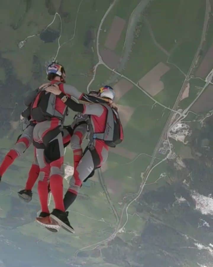のインスタグラム：「Free hugs, @redbullskydiveteam style. 🏃: @marcowaltenspiel @max_manow @felix_seifert @fuerstmarco 🎥: @lienbacher #redbullskydiving #austria #skydiving #adventure」