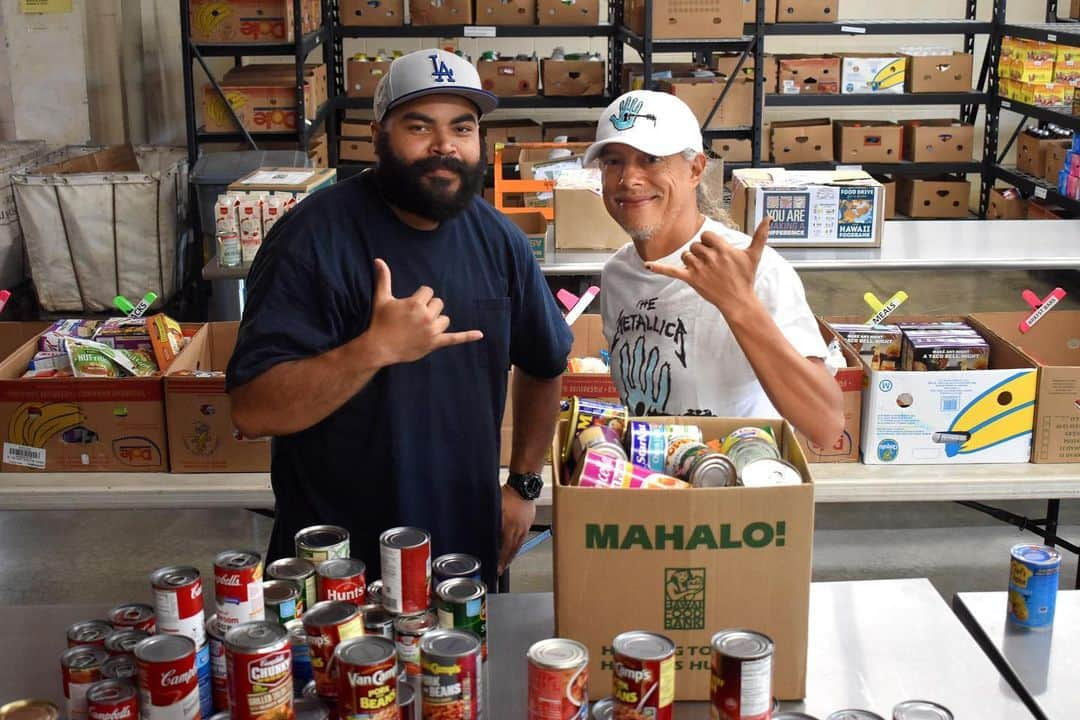 メタリカさんのインスタグラム写真 - (メタリカInstagram)「@kirkhammett spent his Day of Service volunteering at @hawaiifoodbank where he helped the team inspect and sort donations. #MetallicaGivesBack ・・・ To all of our Day of Service participants across the country - thank you for helping #AWMH make a difference in YOUR community. We hope today will inspire you to continue to give back!」5月23日 12時00分 - metallica