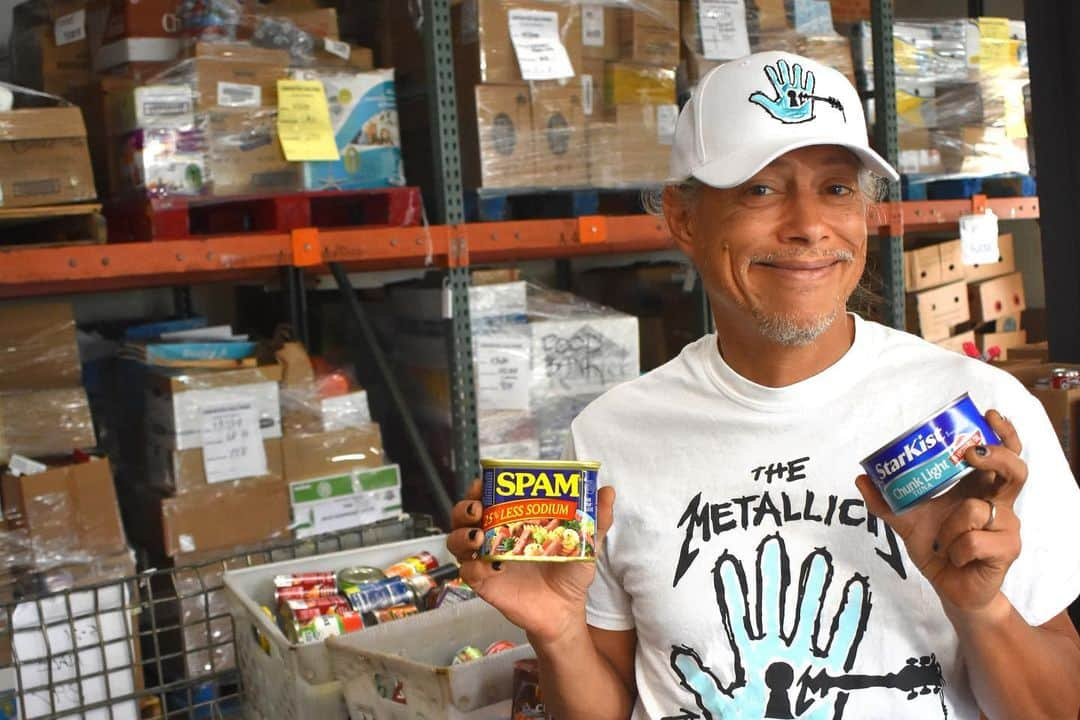 メタリカさんのインスタグラム写真 - (メタリカInstagram)「@kirkhammett spent his Day of Service volunteering at @hawaiifoodbank where he helped the team inspect and sort donations. #MetallicaGivesBack ・・・ To all of our Day of Service participants across the country - thank you for helping #AWMH make a difference in YOUR community. We hope today will inspire you to continue to give back!」5月23日 12時00分 - metallica