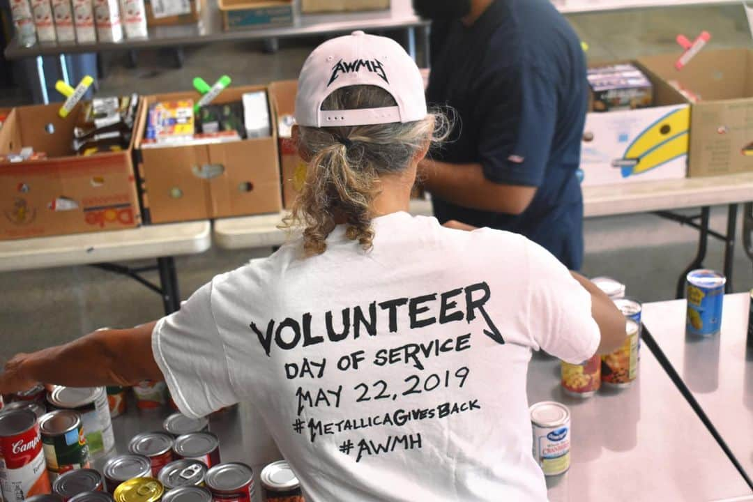 メタリカさんのインスタグラム写真 - (メタリカInstagram)「@kirkhammett spent his Day of Service volunteering at @hawaiifoodbank where he helped the team inspect and sort donations. #MetallicaGivesBack ・・・ To all of our Day of Service participants across the country - thank you for helping #AWMH make a difference in YOUR community. We hope today will inspire you to continue to give back!」5月23日 12時00分 - metallica