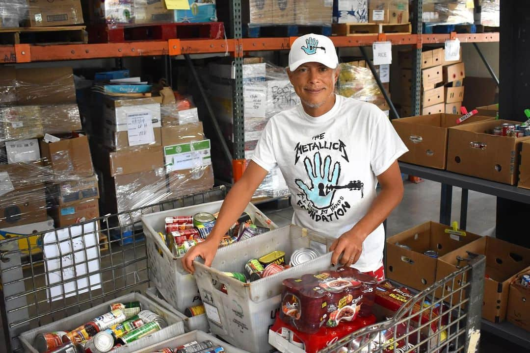 メタリカさんのインスタグラム写真 - (メタリカInstagram)「@kirkhammett spent his Day of Service volunteering at @hawaiifoodbank where he helped the team inspect and sort donations. #MetallicaGivesBack ・・・ To all of our Day of Service participants across the country - thank you for helping #AWMH make a difference in YOUR community. We hope today will inspire you to continue to give back!」5月23日 12時00分 - metallica