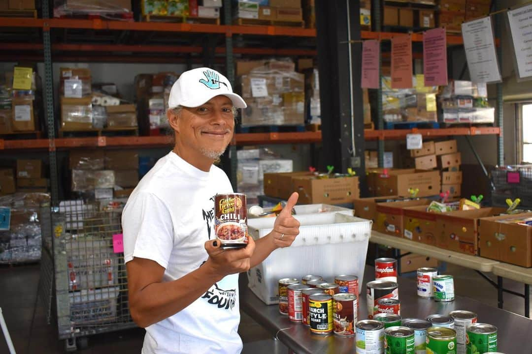 メタリカさんのインスタグラム写真 - (メタリカInstagram)「@kirkhammett spent his Day of Service volunteering at @hawaiifoodbank where he helped the team inspect and sort donations. #MetallicaGivesBack ・・・ To all of our Day of Service participants across the country - thank you for helping #AWMH make a difference in YOUR community. We hope today will inspire you to continue to give back!」5月23日 12時00分 - metallica