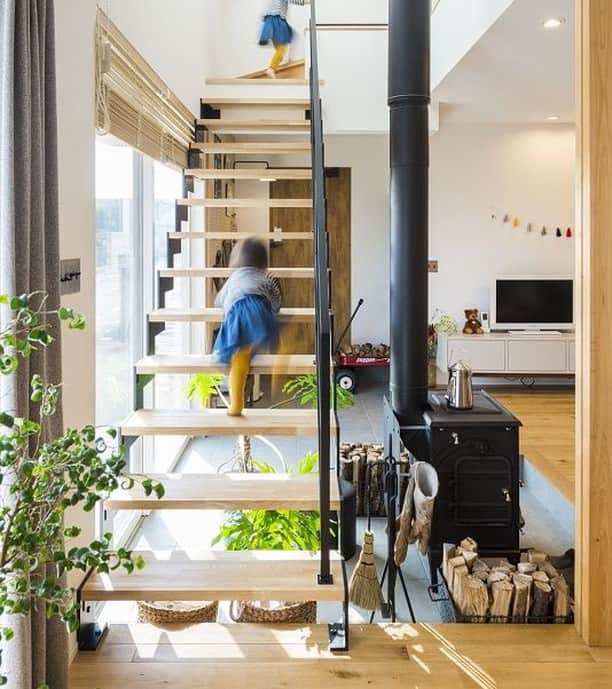 コラボハウス一級建築士事務所さんのインスタグラム写真 - (コラボハウス一級建築士事務所Instagram)「.⠀⠀ 薪ストーブのあるお家におすすめなのが⠀⠀ スケルトン階段。⠀⠀ できるだけ1階と２階をつなげてあげることで⠀⠀ 温かい空気が家中に行き渡ります。⠀⠀ .⠀⠀ 広い土間は薪割りや子どもの遊び場になる⠀⠀ 便利な空間です。⠀⠀ .⠀⠀ こちらのお家はホームページの施工例に⠀⠀ 「生活をとことん楽しむ薪棚の家」として⠀⠀ 他のお写真もご紹介しています。⠀⠀ @collabo_house　からご覧ください。⠀⠀ ⠀⠀ #薪ストーブ #スケルトン階段 #土間 #アメリカンスイッチ #無垢床 #観葉植物 #子どもと暮らす #薪割り #自分らしい暮らし #デザイナーズ住宅 #注文住宅新築 #設計士と直接話せる #設計士とつくる家 #コラボハウス #インテリア #愛媛 #香川 #新築 #注文住宅 #マイホーム」5月23日 12時00分 - collabo_house