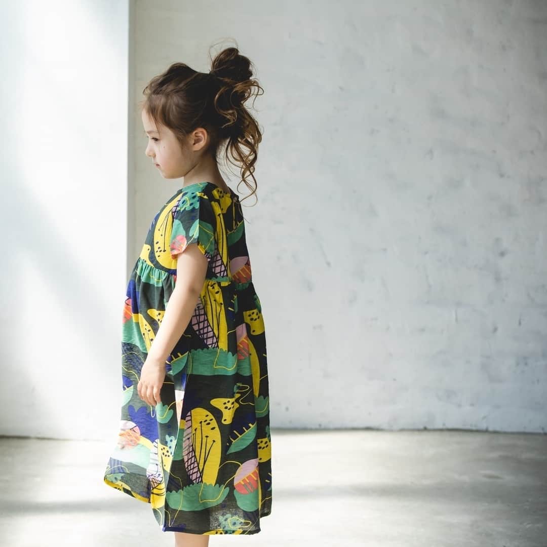 coucou manon フォトイベントをする子供服ブランドさんのインスタグラム写真 - (coucou manon フォトイベントをする子供服ブランドInstagram)「＼本日まで限定価格✨／ ボタニカルレトロ柄半袖リラックスワンピース（ORANGEのみ） ¥1,700円  やっほ〜😘マノンだよ💕 いつもマノンのインスタを見てくださっている方に朗報です㊙ 大人気のこちらのワンピース(ORANGEのみ)が本日まで限定価格で販売されています🎀 他にも限定価格の商品がありますので要チェックですよ❣  プレゼント企画への応募は1つ前のPOSTから急げ〜☝ 🍭おかげさまで公式LINE@お友だち数9,000人突破🍭  MANONをお得にご利用頂くにはLINE@友だち登録がとってもオススメだよ〜😍 プロフィールのURLをクリック→公式オンラインショプ内のLINE@お友達登録リンクをクリック  MANON LINE@公式アカウントではお友達限定で 👉LINEお友達限定10%OFFクーポン 👉週末限定タイムセールセール 👉新作入荷  等のお得な最新情報をいち早くお届けしますよ❤  #ククマノン #coucoumanon #coucou_manon #キッズ撮影会 #kidscode #kids_japan #キッズ服 #キッズコーデ #キッズファッション #キッズモデル #子供 #子供服 #ギフト #娘コーデ #キッズフォト #ムスメ #親バカ部 #リンクコーデ #親子コーデ #子供服通販 #子供服コーデ #女の子コーデ #男の子コーデ #フォトコンテスト #フォトスタジオ #フォトブース #写真会 #フォトイベント #boheme」5月23日 12時00分 - pairmanon
