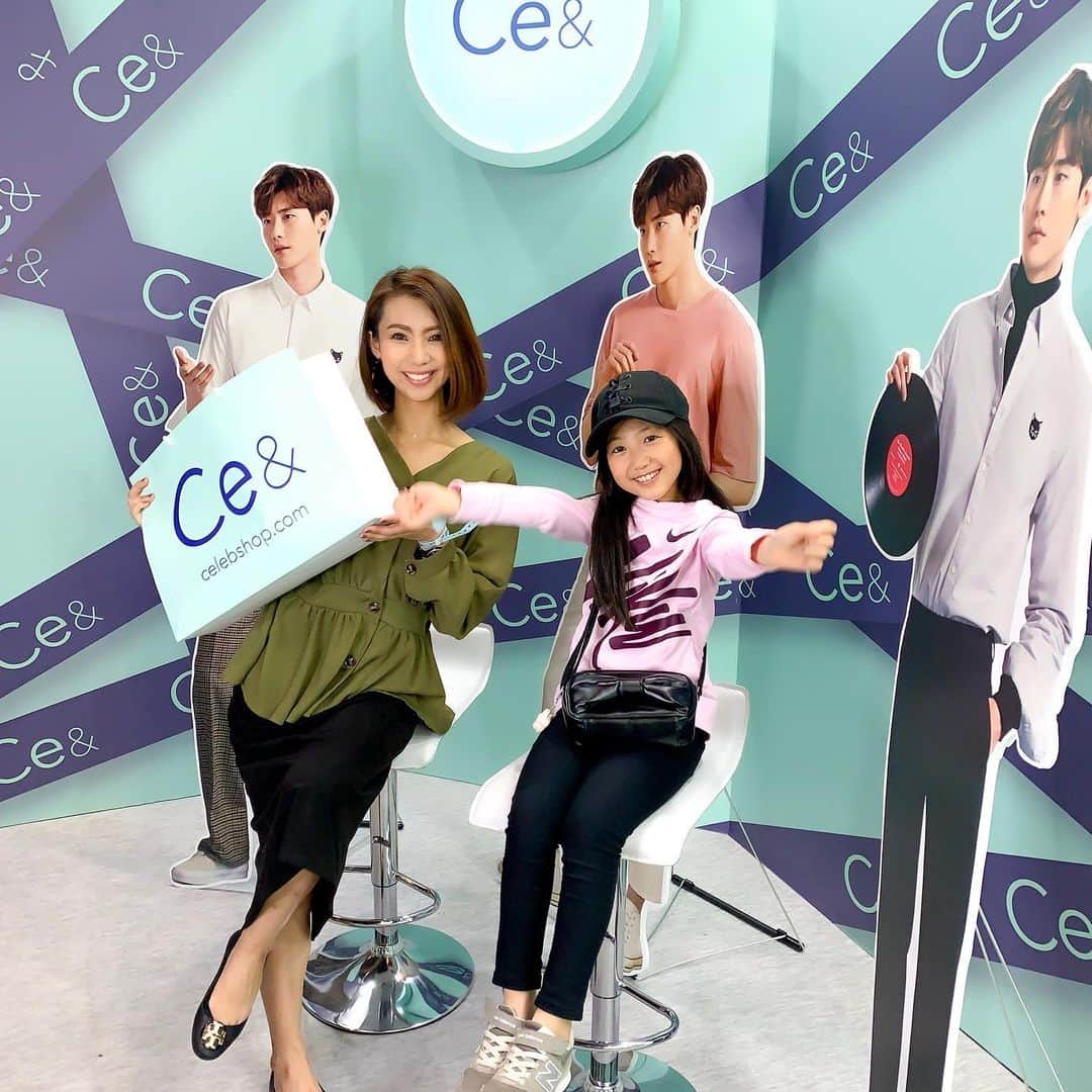 松枝明葉さんのインスタグラム写真 - (松枝明葉Instagram)「#kcon の @ce.and さんのブーーース(⌯¤̴̶̷̀ω¤̴̶̷́)✧ ムスメとオソロで何買ったか乞うご期待㊙️！ . . #初めてのkcon #なんで韓国アイドルはスタイル良くて可愛い人ばかりなのか #見るだけで鼻血出そう #目の保養 #まじで可愛いね #美人が好き可愛い子が好き #スタイル良すぎでしょ #羨ましい #私の恋愛対象は男性ですからご安心くださいw . . . ムスメがすっごいインスタ映え意識して写真うつろうとする姿が萌えたw . その写真と共に、 kconレポは次にアップしていきます🙋‍♀️ . . 韓国コスメ、 めっちゃ良いものあったしね♪ . . #シーアンド #イジョンソク #韓国ファッション #ユニセックス #ペアルック #kcon #親子リンク #cjenm #패션 #한국패션 #韓流 #韓流ファッション #コーディネート #子連れ #ママ #美ママ #韓国ファッション好きさんと繋がりたい」5月23日 12時02分 - matsu.aki803