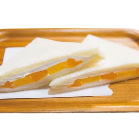 のインスタグラム：「パイナップル・みかん・生クリームという王道スタイルのフルーツサンド。食パンのふわんとした食感と具とのバランスが絶妙で、何個でも食べられてしまいそう。 #東京カレンダー #東カレ #tokyocalendar #sweets #sandwich #上井草 #カリーナ #フルーツサンド」