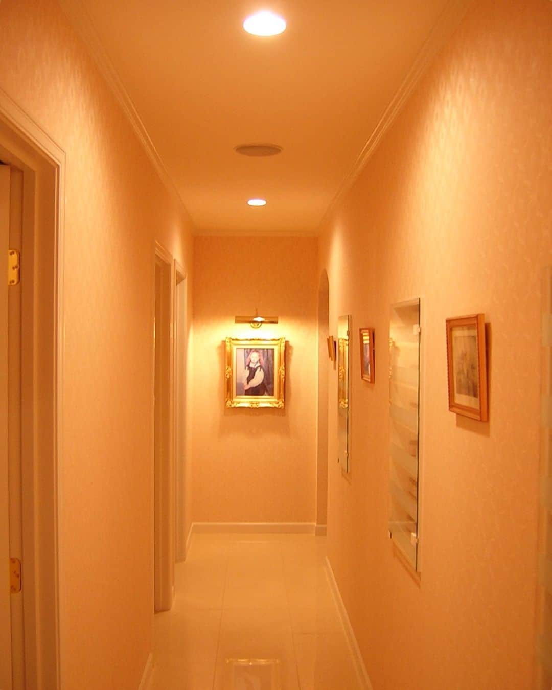 岡谷ホームズ株式会社さんのインスタグラム写真 - (岡谷ホームズ株式会社Instagram)「空間にも癒されるエステサロン ・ ・ ・ エステサロンの廊下。 ・ 正面に飾られた額装がフォーカルポイントの優雅な空間が続きます。 ・ 左側に並ぶ扉が、エステルーム✨ ・ ・ ・ ・ ・ ・ プロフィール「@okayahomes」より、ウェブサイト www.okaya-homes.co.jp へのリンクができます。 施工事例やオーナー様からいただいた貴重なお言葉、スタッフブログも掲載しています！ぜひご覧ください😊 エアコンではない新しい選択「光冷暖」のご体感は、モデルハウスへ！ ・ ・ ・ #岡谷ホームズ #okayahomes #家族が健康で快適に暮らせる家🍀 #施工事例 #四季を通して清々しく #輸入住宅 #注文住宅 #八事ハウジング #名古屋 #愛知県 #三重県 #岐阜 #home #myhome #design #interior #エステサロン #Qi化粧品 #廊下 #額装 #ピクチャライト #エレガントインテリア #家 #家づくり #優雅な時間 #丁寧な暮らし #Instagood」5月23日 12時05分 - okayahomes