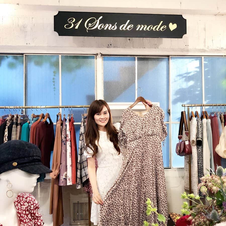 のインスタグラム：「大好きな @31sonsdemode の展示会に行ってきたよ😊💕 . ここの服たくさん持っている私❤️ . 秋冬の新作も可愛いお洋服揃ってました✨ . ヒョウ柄が気になった〜😆💓💓 . だけどチェック柄買っちゃった🥰🥰笑笑 . 届くの楽しみー😊❤️❤️ . 同じ会社のブランドのNoelaとThe Vieginiaもオシャレだった💕 . #31sonsdemode #展示会 #2019aw #トランテアンソンドゥモード #大人可愛い #今日の服 #おしゃれさんと繋がりたい #ファッション好き #服好きな人と繋がりたい #ヒョウ柄 #ワンピースコーデ #31sdm #今日のコーデ #japanesefashion #exhibition #japanesestyle」
