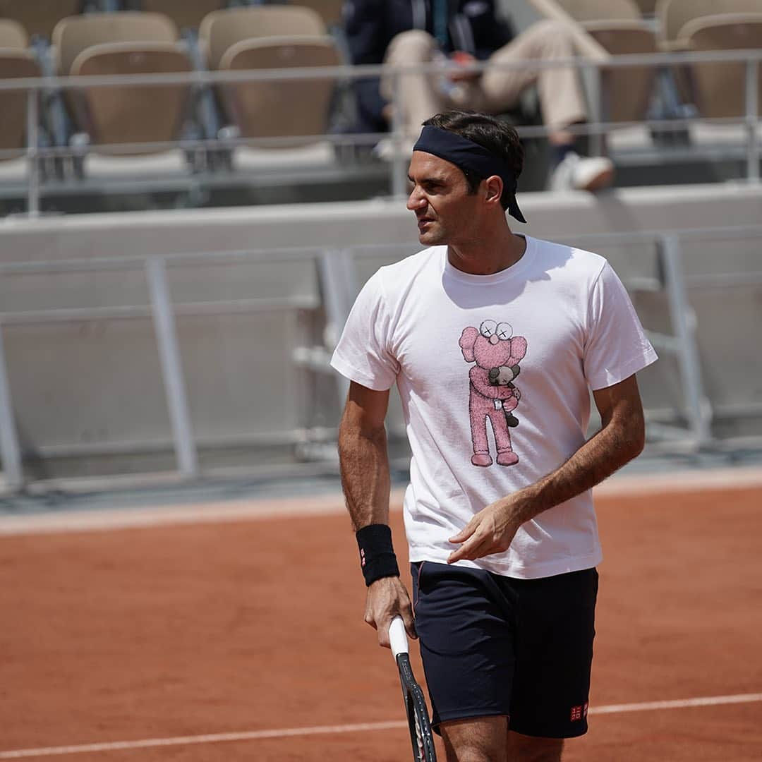 ユニクロさんのインスタグラム写真 - (ユニクロInstagram)「@rogerfederer spotted at the French Open testing out the new @kaws UT on the court! Shop the collection starting from June 3rd! #kaws #rogerfederer #utxkaws #UT2019 #lifewear #uniqlolifewear」5月23日 12時06分 - uniqlo