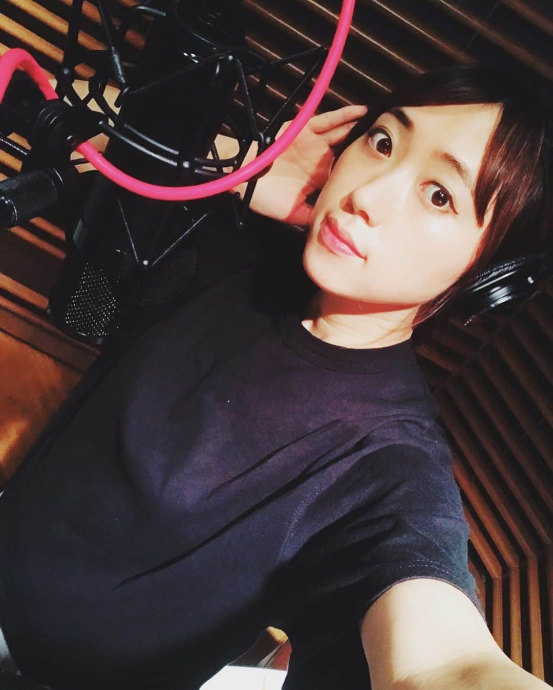 のインスタグラム：「昨日は#仮歌 収録だったよ！ 今回は大御所俳優さん(言っていいのかわからない)が歌われる曲であります!! でね、この仮歌のメインボーカルさん、私の大好きなアニメの曲歌ってる方だったの😭アニオタからしたらまぢでやばひんだよね。 会えなくて泣いたー😭 先に知ってたら入り時間勝手に早めて入ってます(コソッ ・ ・ ・ #収録 #レコーディング #レコーディングスタジオ #お仕事 #ボーカル #ボーカリスト #シンガー #miaka」