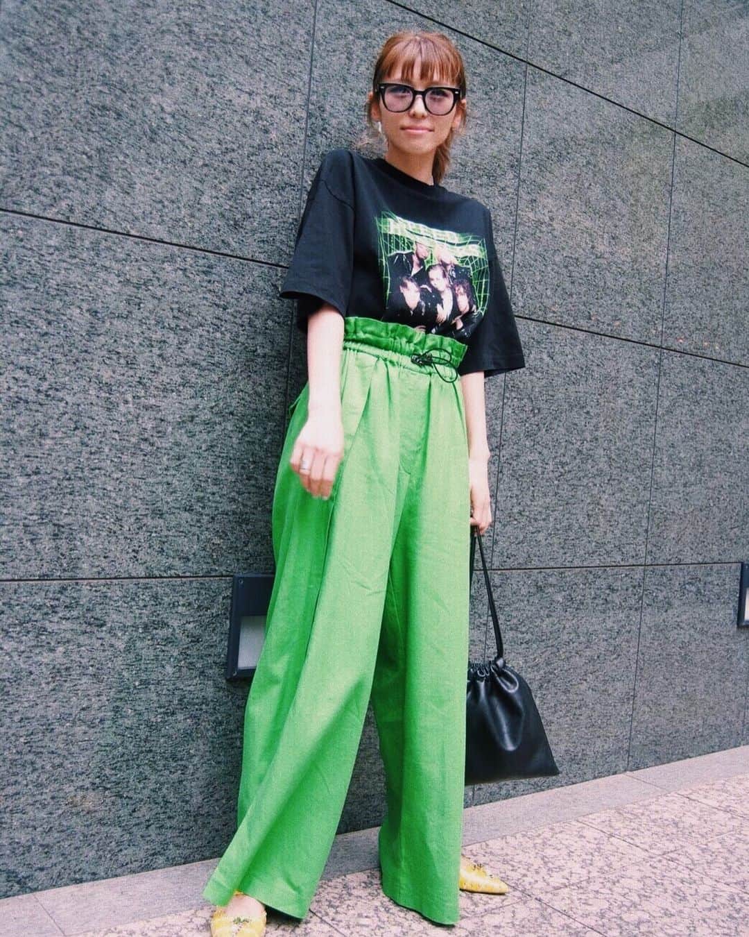 若槻千夏さんのインスタグラム写真 若槻千夏instagram 今夜くらべてみました の衣装 この グリーンのパンツの 問い合わせが Dmに沢山来たのですが 本日発売の 新作パンツです スライドにムービーつけてます ムービーで つけてるネックレスも本日18時より発売