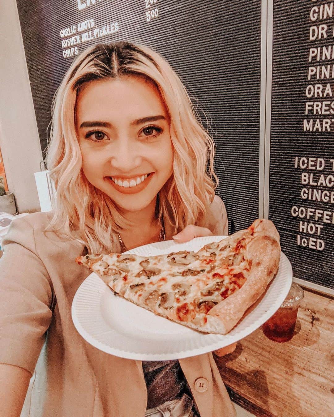 植野有砂さんのインスタグラム写真 - (植野有砂Instagram)「Mushroom pizza 🍕🍄普段はあまりピザ食べない！ピザよりパスタ派🤔けど食べ物は美味い。笑私好きな食べ物ないんだよね、食べ物だいたい好きだから😂なんの話だ #Pixelで撮影 あとみんなピクセルへの質問ありがとね❤️近々youtubeにアップします！今夜19時にメイク動画あがるからみてね📺❤️❤️リクエストもお待ち中💓」5月23日 12時16分 - alisaueno