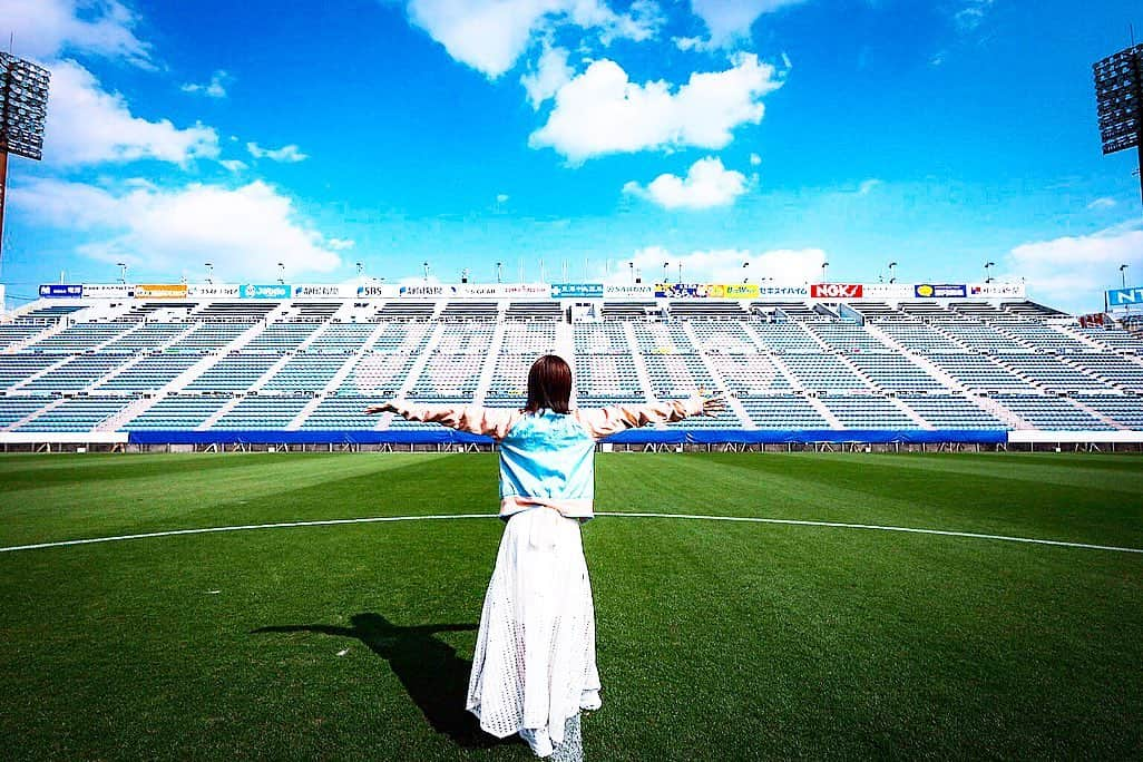 足立佳奈さんのインスタグラム写真 - (足立佳奈Instagram)「ジュビロ磐田 シーズンソングの 『WE CAN！』 MVが完成しました。👊🏻 このMVは、ジュビロ磐田の選手の皆さん、サポーターの皆さんのお力をお借りして、作りました。 どんな時も、みんなで戦うんだ。そんな強さや、優しさ、決意を込めて歌いました。  ぜひ、YouTube観てください。  そして、6月1日。 エコパスタジアムの ⚽️ジュビロ磐田ＶＳヴィッセル神戸⚽️ の試合のハーフタイムに、 この『WE CAN！』歌わせて頂くので、 皆さん、よろしくお願いします。  #ジュビロ磐田 #繋ぐ」5月23日 12時19分 - kana1014lm