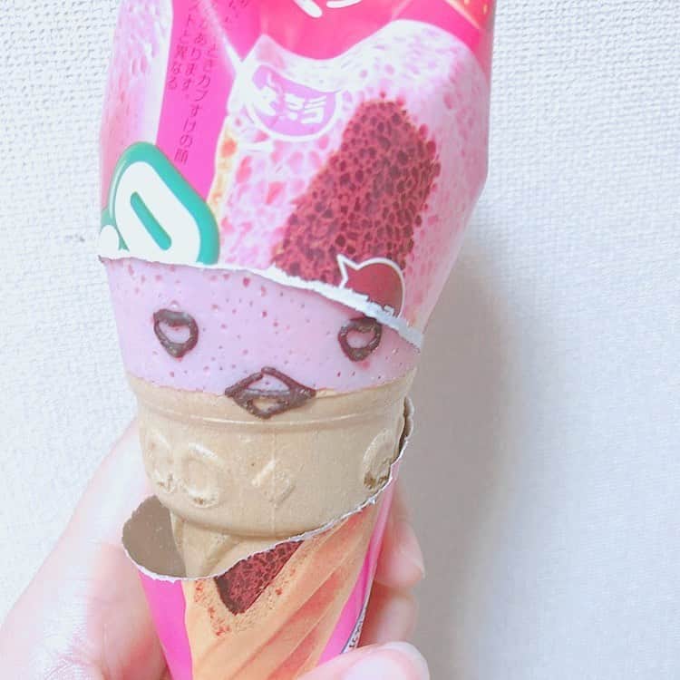雪乃しほりのインスタグラム：「ジャイアントカプリコに顔があって『え？落書き😳？』って思ったら『カプのすけ』というあえたらラッキーなものでした😍💓 みんなは見たことあるかな？ #ジャイアントカプリコ  #カプのすけ」