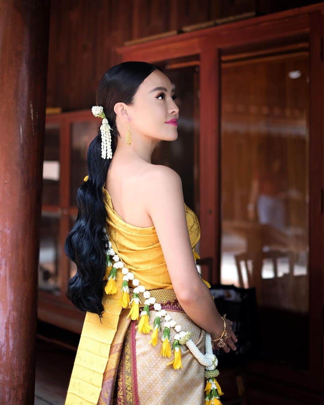 Amata Chittaseneeさんのインスタグラム写真 - (Amata ChittaseneeInstagram)「Thainess X #pearypiewearsthaifabric  โคตรไทย x นุ่งโจง ห่มสไบแพร : ทททภาคกลาง @phusa_phalaiyang  #pearypieamazingThailand Historically Thai women dressed themselves with a loincloth wrap called chong kraben. (It’s more like pants!) It is worn by wrapping it around the waist, stretching it away from the body, twisting the ends together then pulling the twisted fabric between the legs and tucking it in the back of the waist. Sabai (the yellow fabric) is a long piece of silk, about a foot wide, draped diagonally around the chest by covering one shoulder which its end drops behind the back.  การแต่งกายแบบนี้ เป็นการตามอย่างสตรีสูงศักดิ์ ในสมัยรัชกาลที่ 5 ด้วยการนุ่งโจง ห่มสไบแพร ในสมัยนั้นเป็นการแต่งกายในแบบลำลองไม่เป็นทางการส่วนมากจะใส่อยู่กับเรือน สมัยนี้เรียกง่ายๆว่า ชุดอยู่บ้านเก๋ๆของสาวๆเลยก็ว่าได้ 😎 นี้ขนาดชุดอยู่บ้านนะเนี่ย ขอเพิ่ม สังวาลดอกไม้สวยๆจาก @Aey_nitch  #พวงมาลัยภาณุมาศ  ด้วยค่ะ  นอกเหนือจากการใส่สังวาลแล้ว ได้มีการดัดแปลงคล้องมาลัยตัว หรือในอดีตเรียกว่า มาลัยชายครุย ได้แรงบันดาลใจ ตามแบบเจ้าคุณพระยูรวงศ์ (เจ้าจอมมารดาแพร)  ให้มีความสวยหวานหยดย้อย ปัจจุบันได้ปรับให้ขนาดมาลัยให้เล็กลงจะได้เข้ากับรูปร่างของผู้ใส่  ไม่เล็กไม่ใหญ่จนเกินไป ขอบคุณคุณซอฟท์และคุณมิค @soft_soft ความรู้และนุ่งชุดงามๆให้นะคะ @nickphusa เป็นคนเขียนลายผ้าเอง ติดตาม @Phusa_phalaiyang ผม @khunyong_hair」5月23日 12時25分 - pearypie